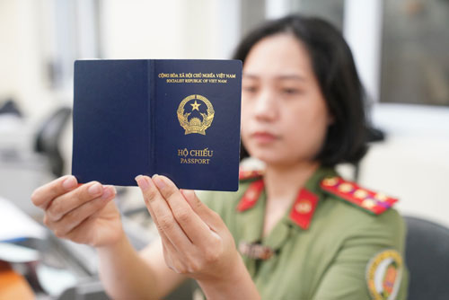 Cấp bách xử lý hộ chiếu mẫu mới 